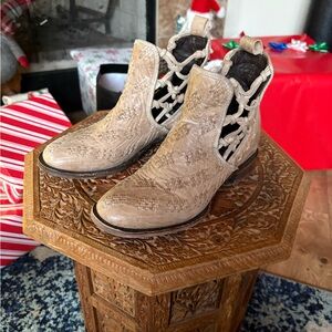 Patina Vie By Lane Women's Tan Cutout Ankle Boots